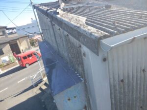 工場のスレート屋根の雹害